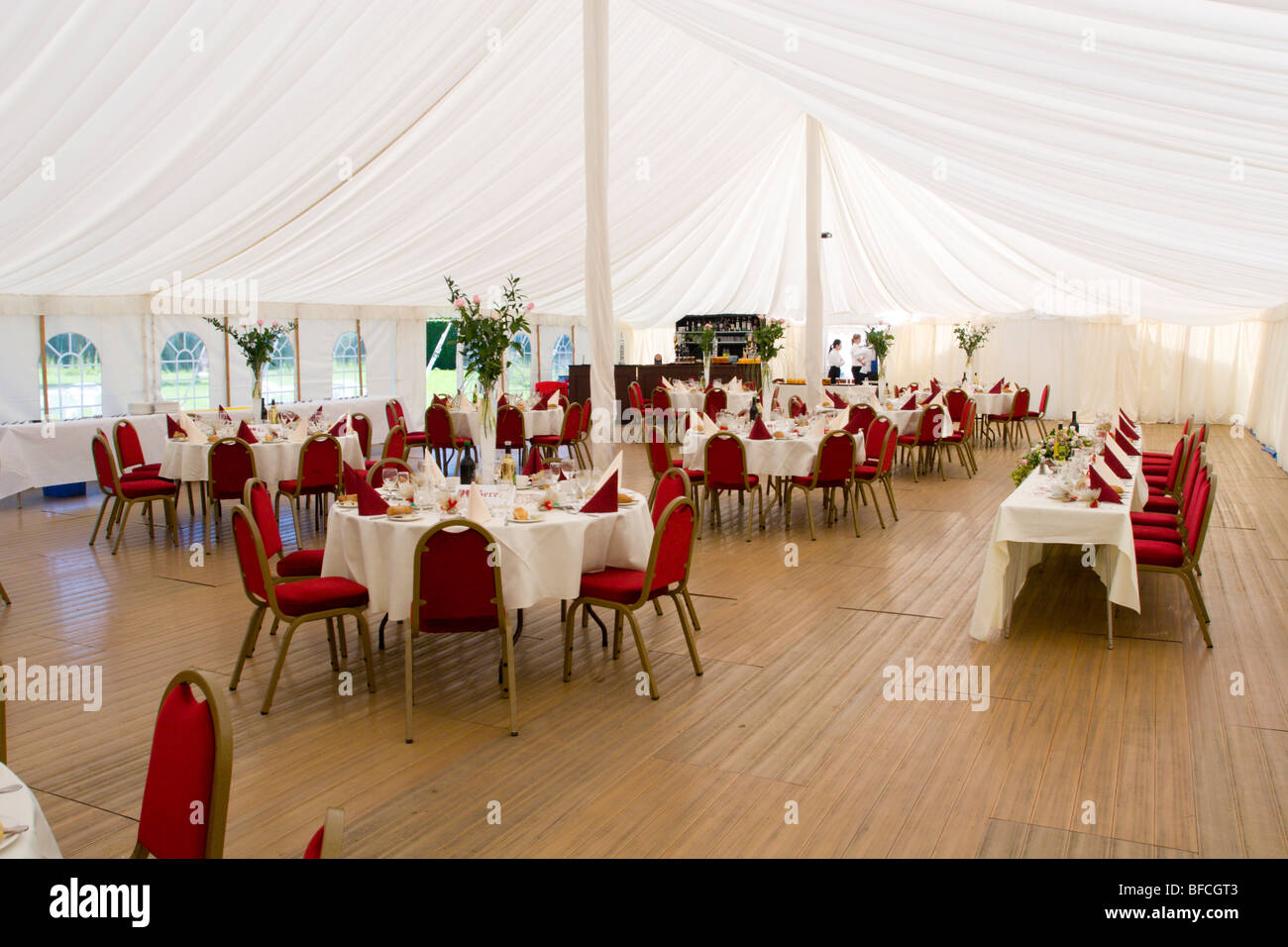Tavoli e sedie all'interno di un rettangolo di selezione a un matrimonio in estate Foto Stock