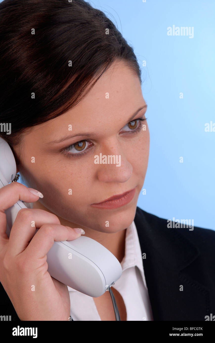 Giovane donna che chiama Foto Stock