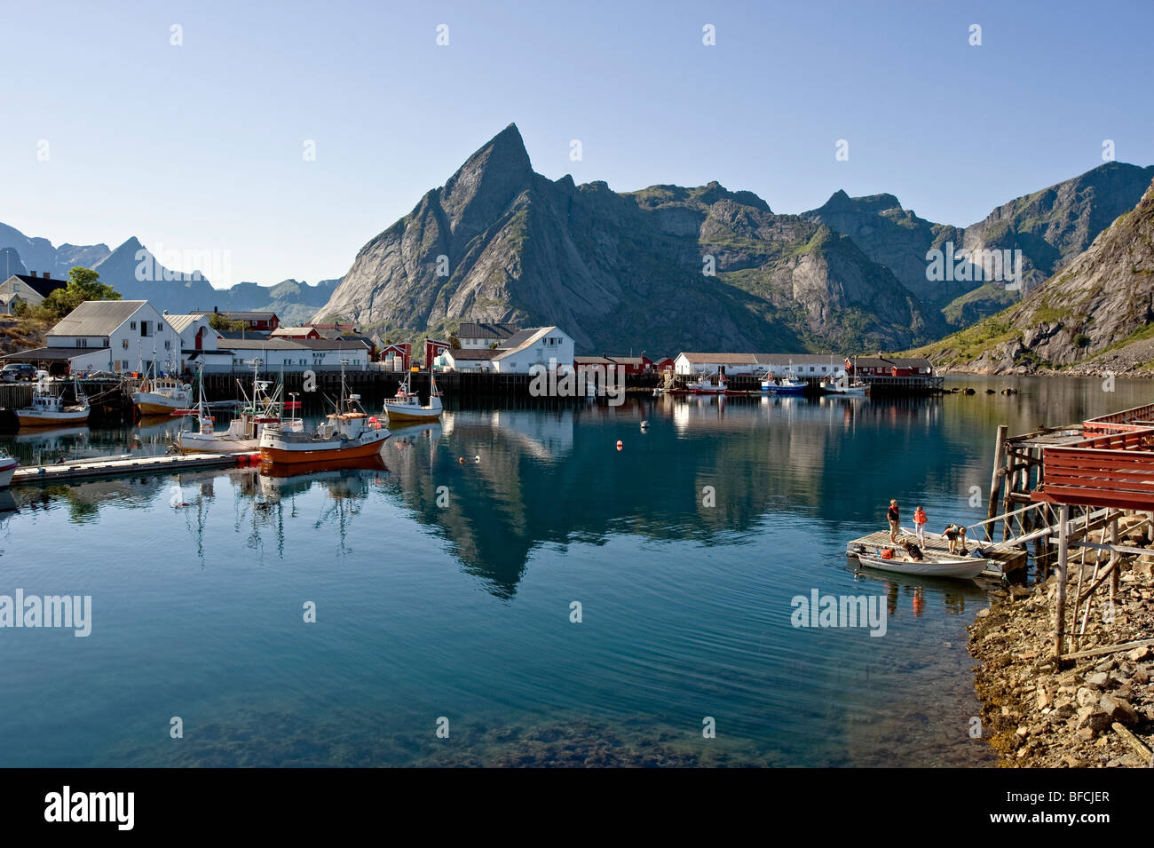 Mare ancora un giorno di estate in Hamnoy vicino a Reine, Lofoten, a nord della Norvegia Foto Stock