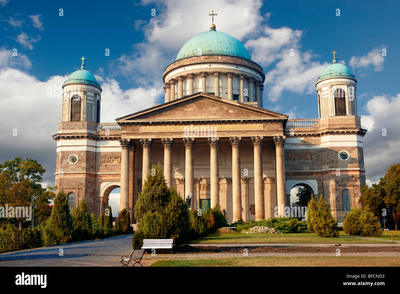 Esterno del neo classica Basilica di Esztergom, Cattedrale ( Esztergomi Bazilika ), Ungheria. Foto Stock