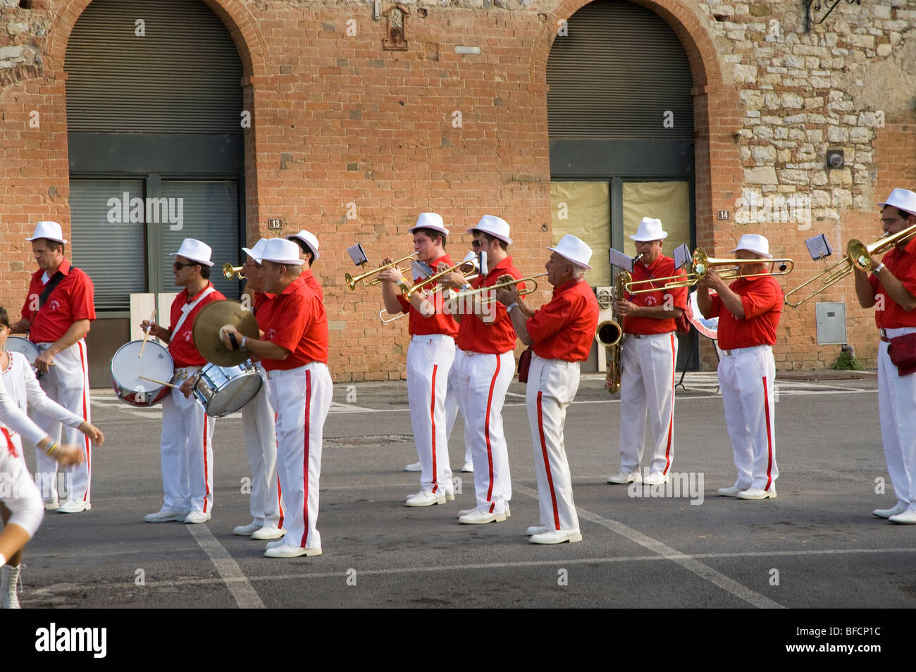 Marching Band come parte della Madonna Fiesta a Castlenuovo Berardenga in Toscana Italia Foto Stock