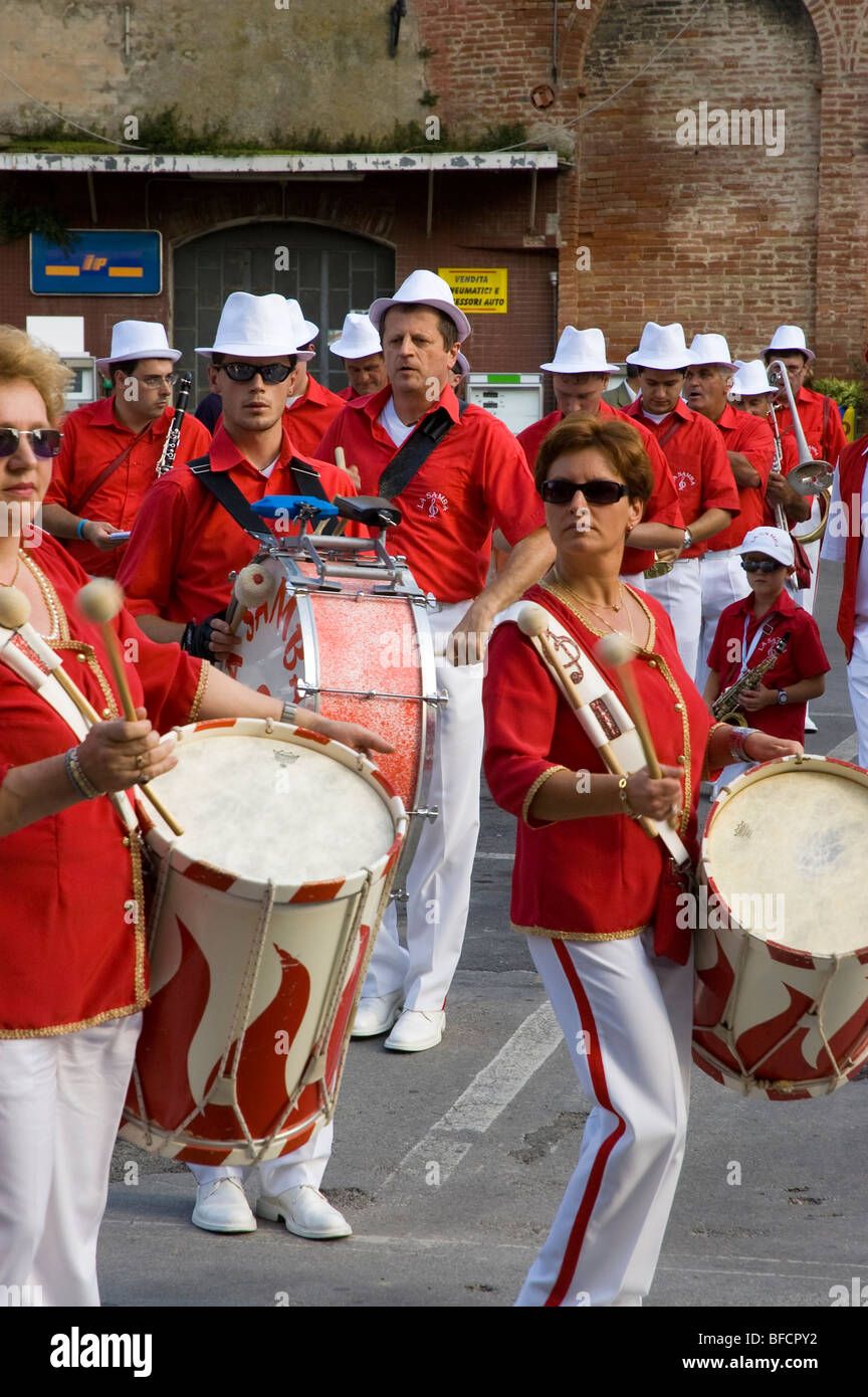 Marching Band come parte della Madonna Fiesta a Castlenuovo Berardenga in Toscana Italia Foto Stock