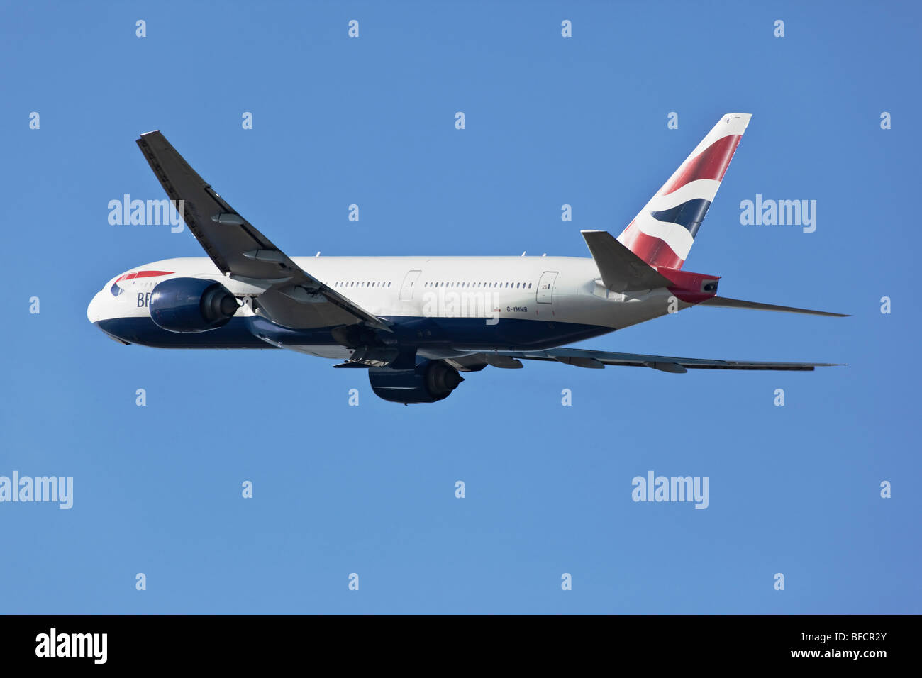 Un Boeing B777 della British Airways in partenza e via di arrampicata Foto Stock