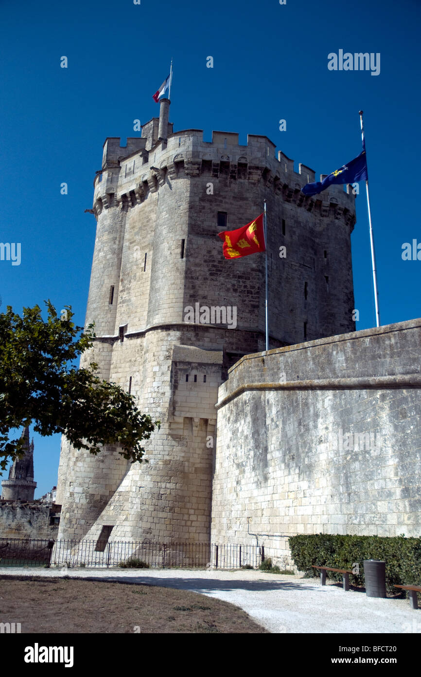L'imponente torre Saint-Nicolas sta di guardia all'entrata a La Rochelle il Porto Vecchio Foto Stock