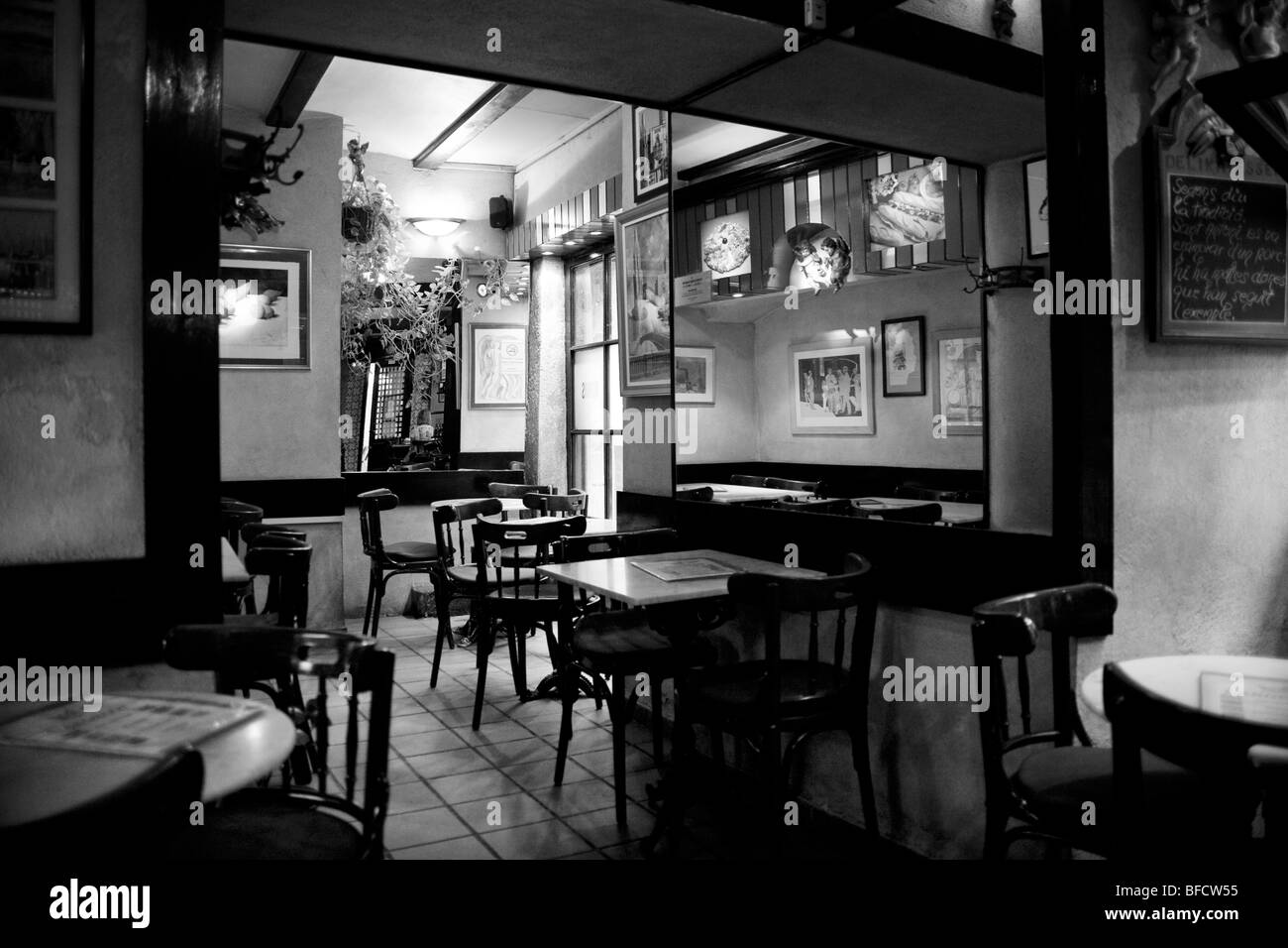 Tavoli e sedie vuoti in un tradizionale caffè europeo a Girona, Catalogna, Spagna. Foto Stock