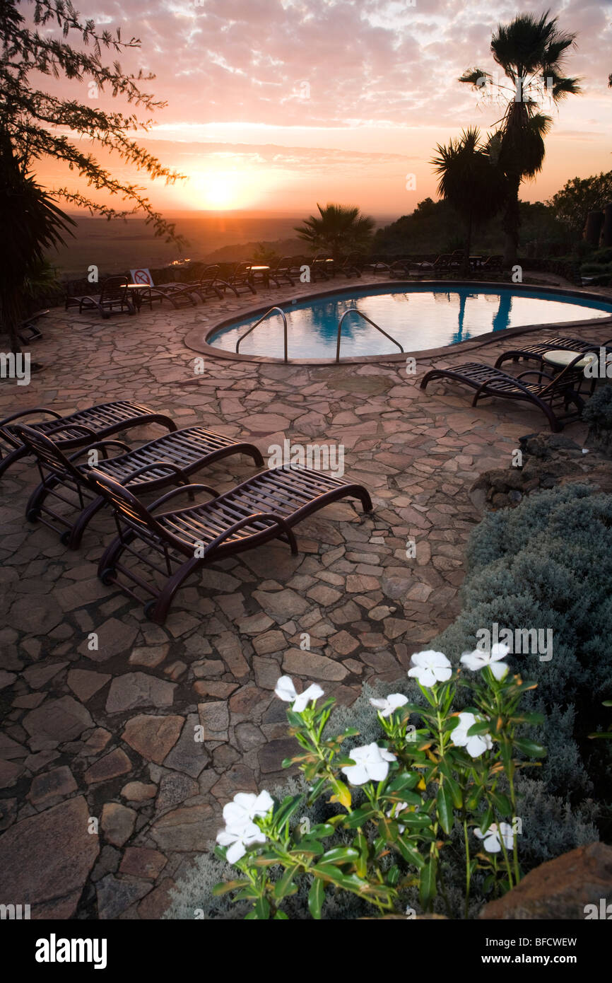 Serena Lodge piscina presso Sunrise - Masai Mara riserva nazionale, Kenya Foto Stock