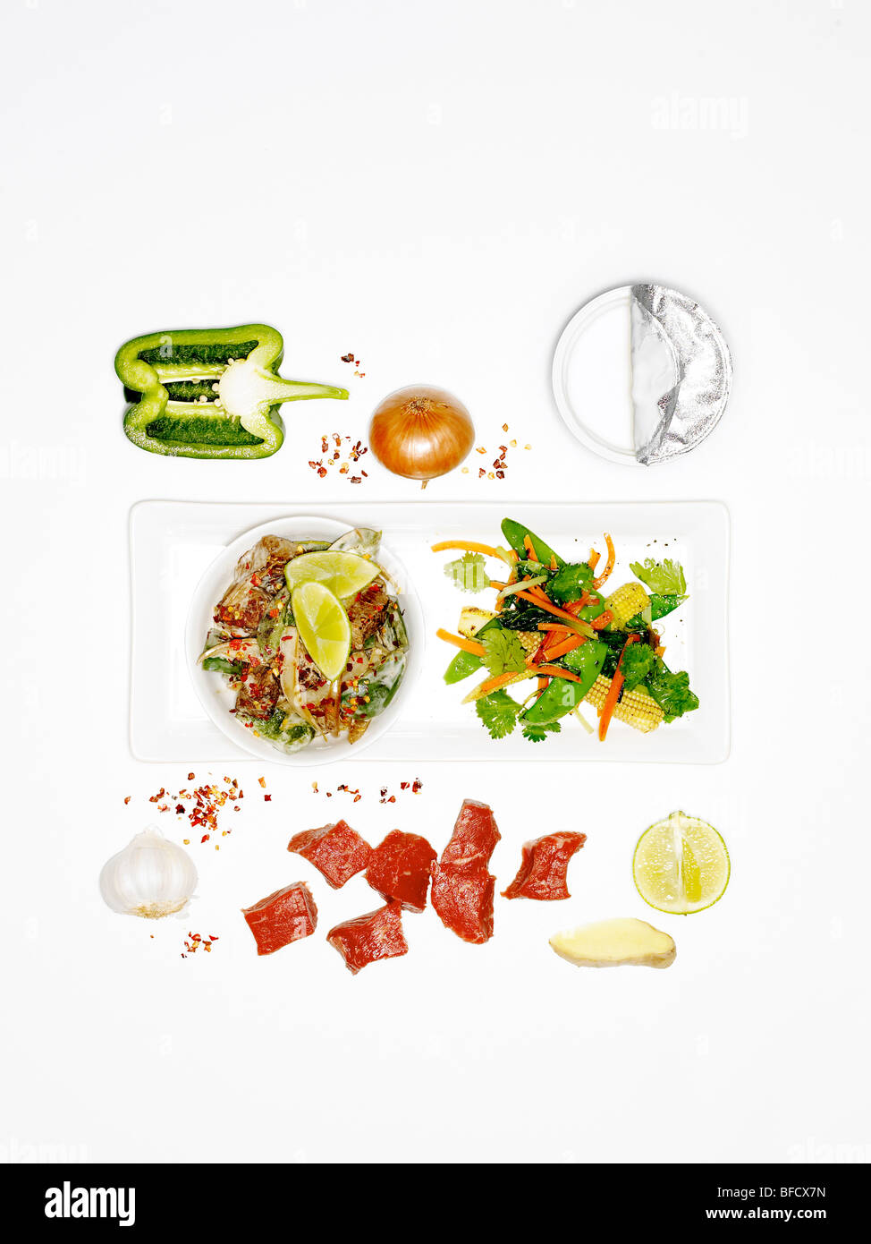 Con insalata di manzo, un pasto leggero adatto per la perdita di peso, con ingredienti Foto Stock