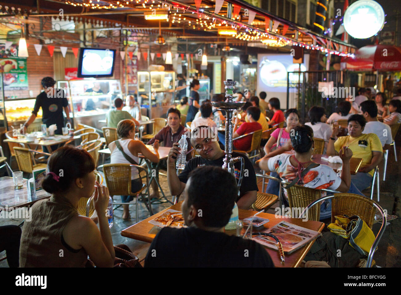 Pranzare in uno dei ristoranti sulla Jalan Jaksa, il backpacker street di Jakarta, Indonesia Foto Stock