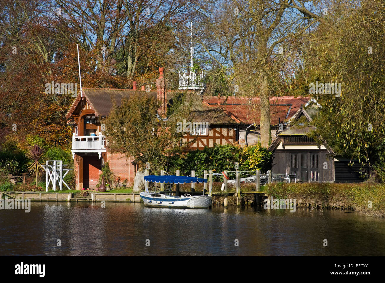Tradizionale casa in barca sulle rive del fiume Tamigi di fronte alla campana la corda prato di Cookham, Berkshire, Regno Unito Foto Stock