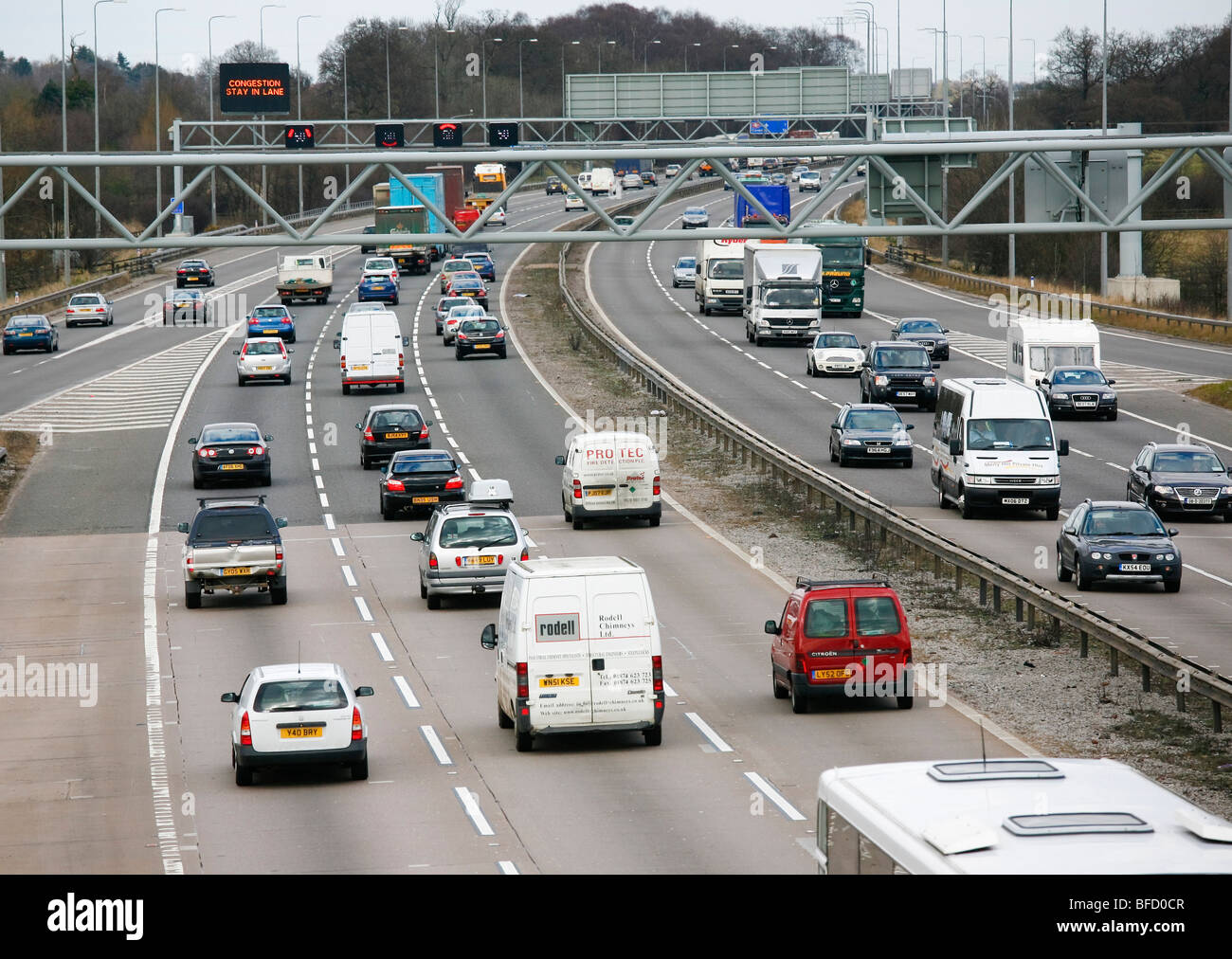 Traffico che viaggia sulla rete autostradale attorno al West Midlands. Foto Stock