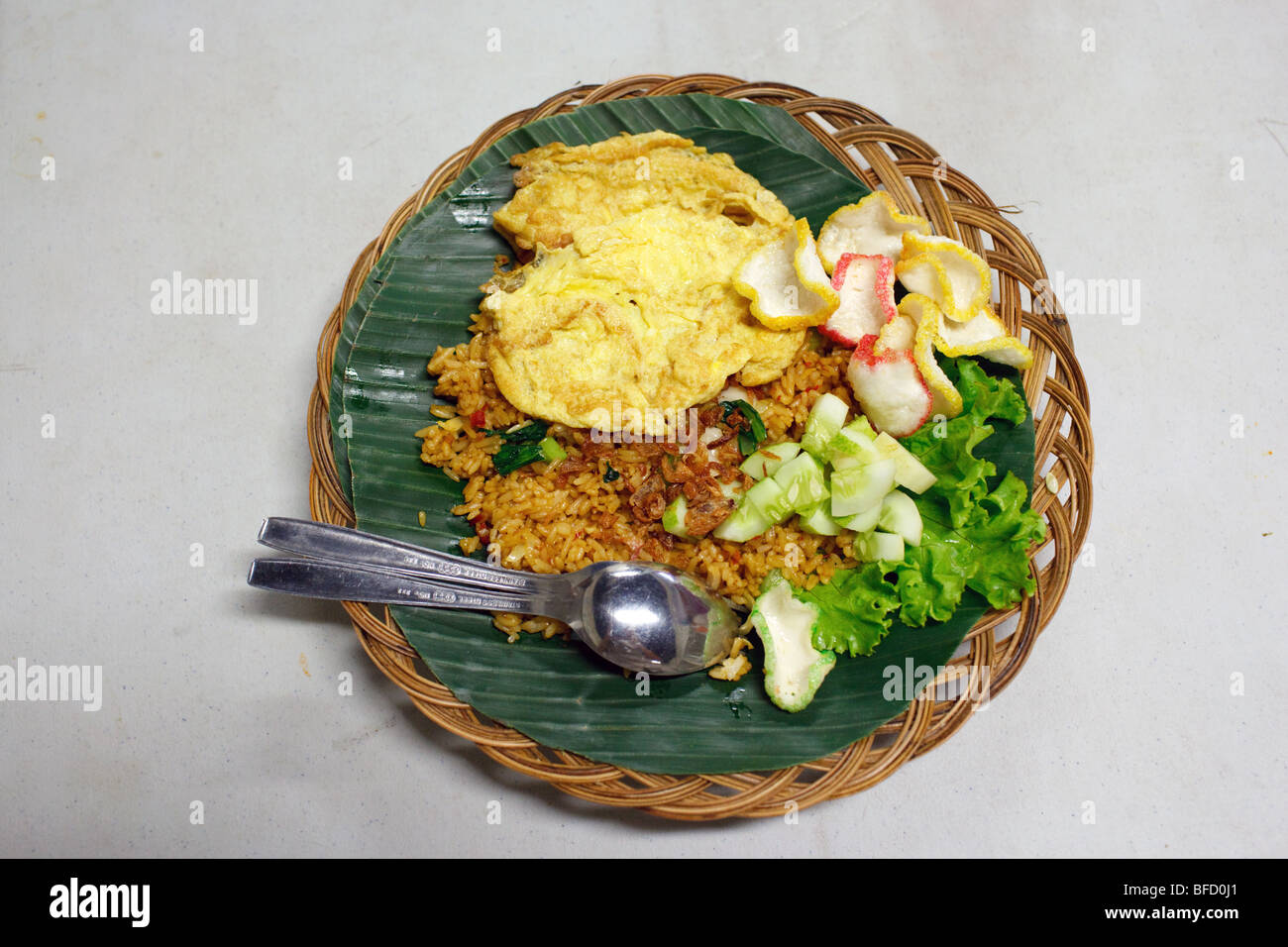 Una piastra di nasi goereng in un piccolo ristorante a Jakarta, Indonesia Foto Stock