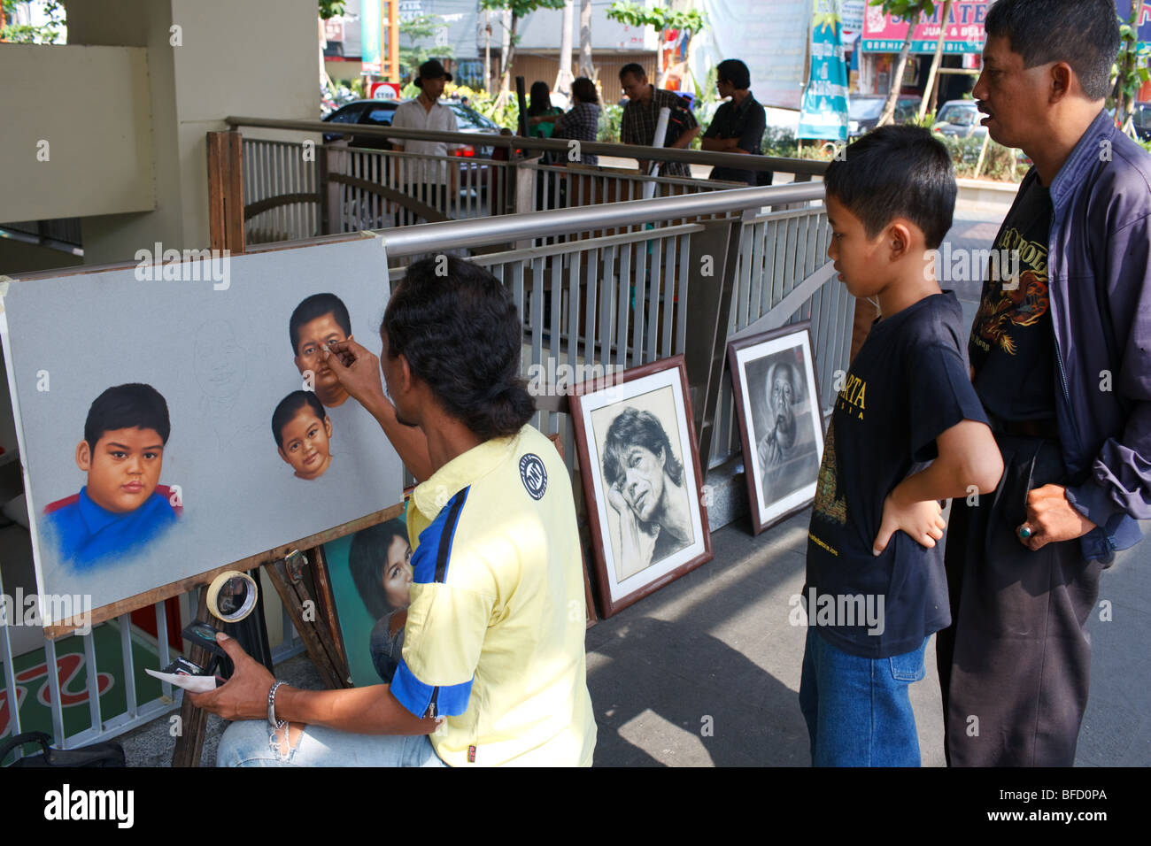 L'artista di strada disegno in Jakarta, Java, Indonesia Foto Stock