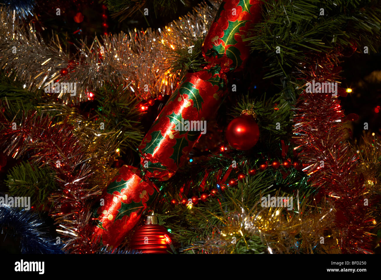 Christmas Cracker decorazione appeso a un albero di Natale artificiale Foto Stock