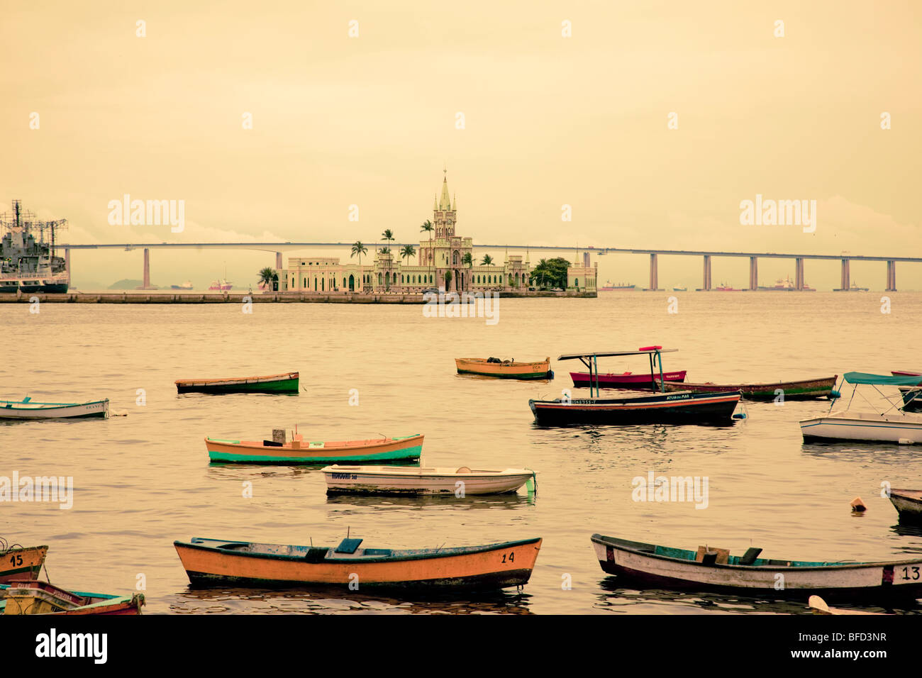 Barche colorate e fort sul Porto di Rio che si affaccia a sud america più lungo ponte Foto Stock