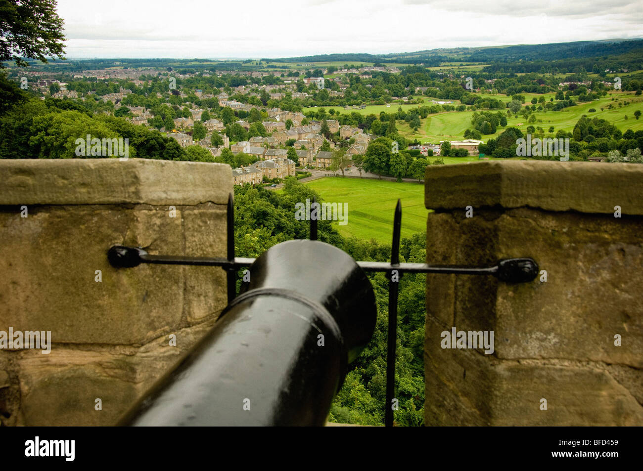 Barile di un cannone sulle merlature del Castello di Stirling, che si affaccia su Stirling nel Perthshire, Scozia. Foto Stock