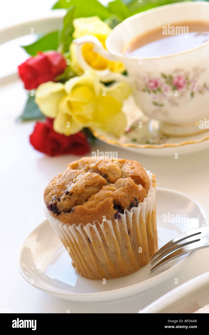 Vassoio con una tazza da tè calda, cupcake, carta a forma di cuore vuota,  scatola regalo e un bouquet di fiori in un vaso sul comodino. San Valentino  Foto stock - Alamy