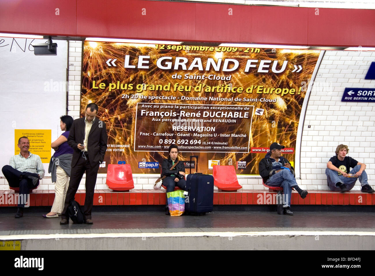 Persone in attesa sulla piattaforma per la metropolitana di Parigi a Parigi, Francia. Foto Stock