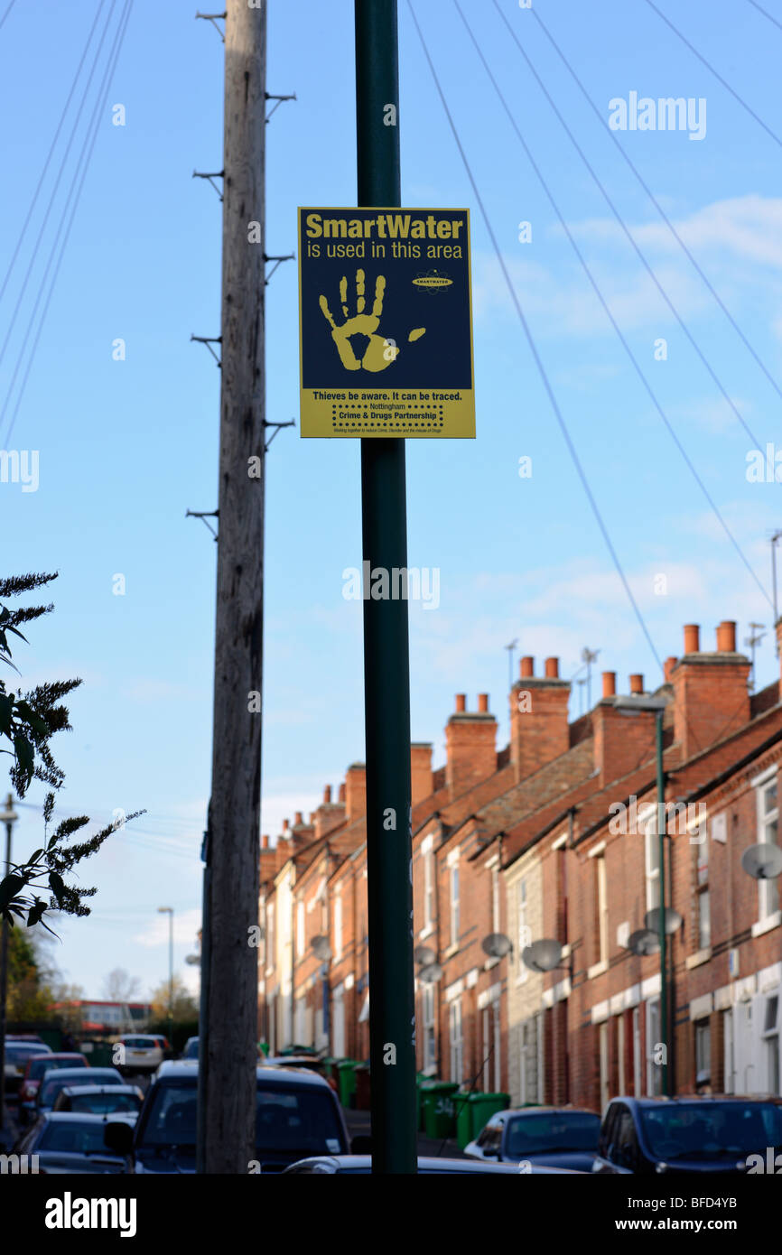 Smartwater prevenzione della criminalità segno di polizia sulla strada di Sneinton, Nottingham, Nottinghamshire. Foto Stock