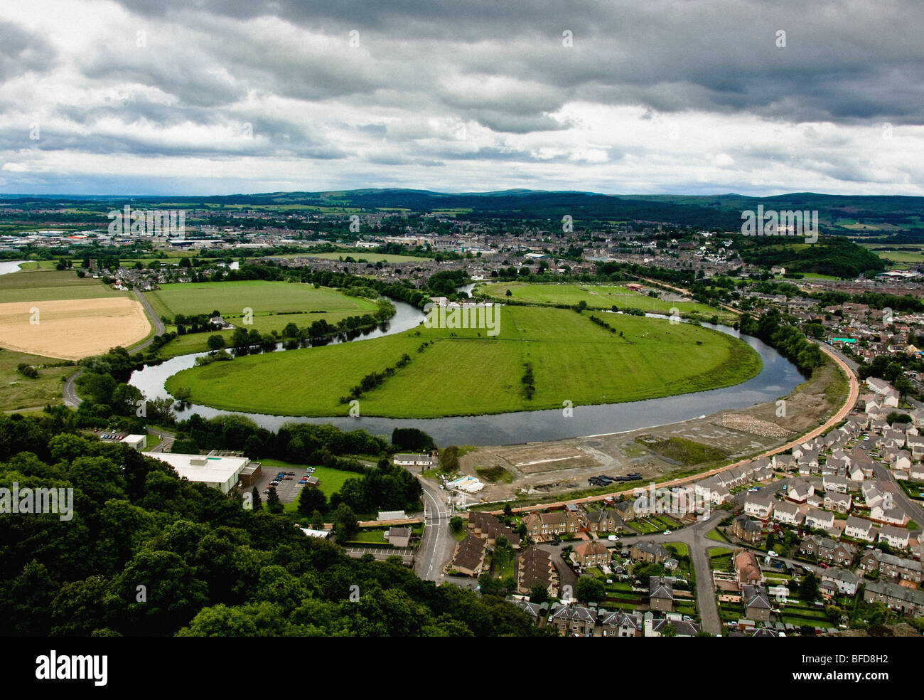 Riprese aeree del fiume Forth con la città di Stirling in primo piano con le Ochil Hills e le colline Pentlands in Oriente. Foto Stock