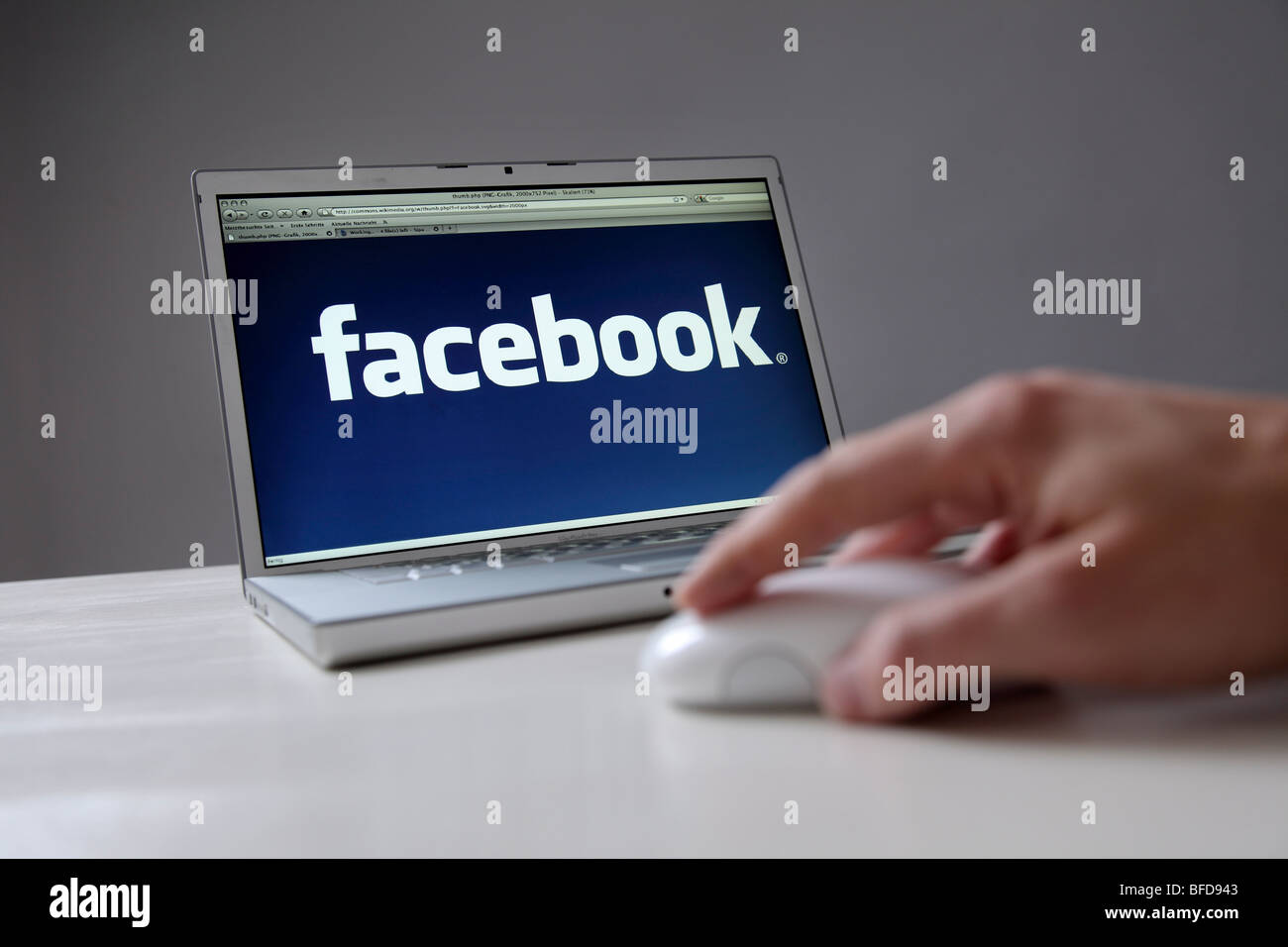 Simbolo della rete online di facebook sullo schermo del computer Foto Stock