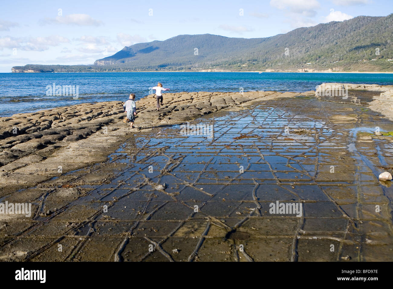 Giocando sulla pavimentazione a mosaico Foto Stock