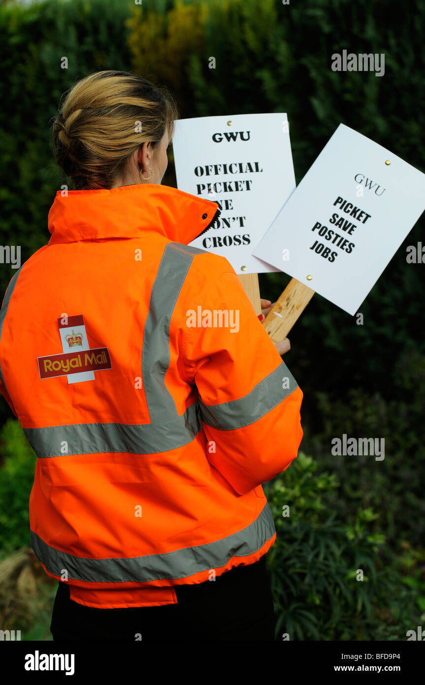 Picket holding placards GWU salvare posti di lavoro di lavoratori postali Foto Stock