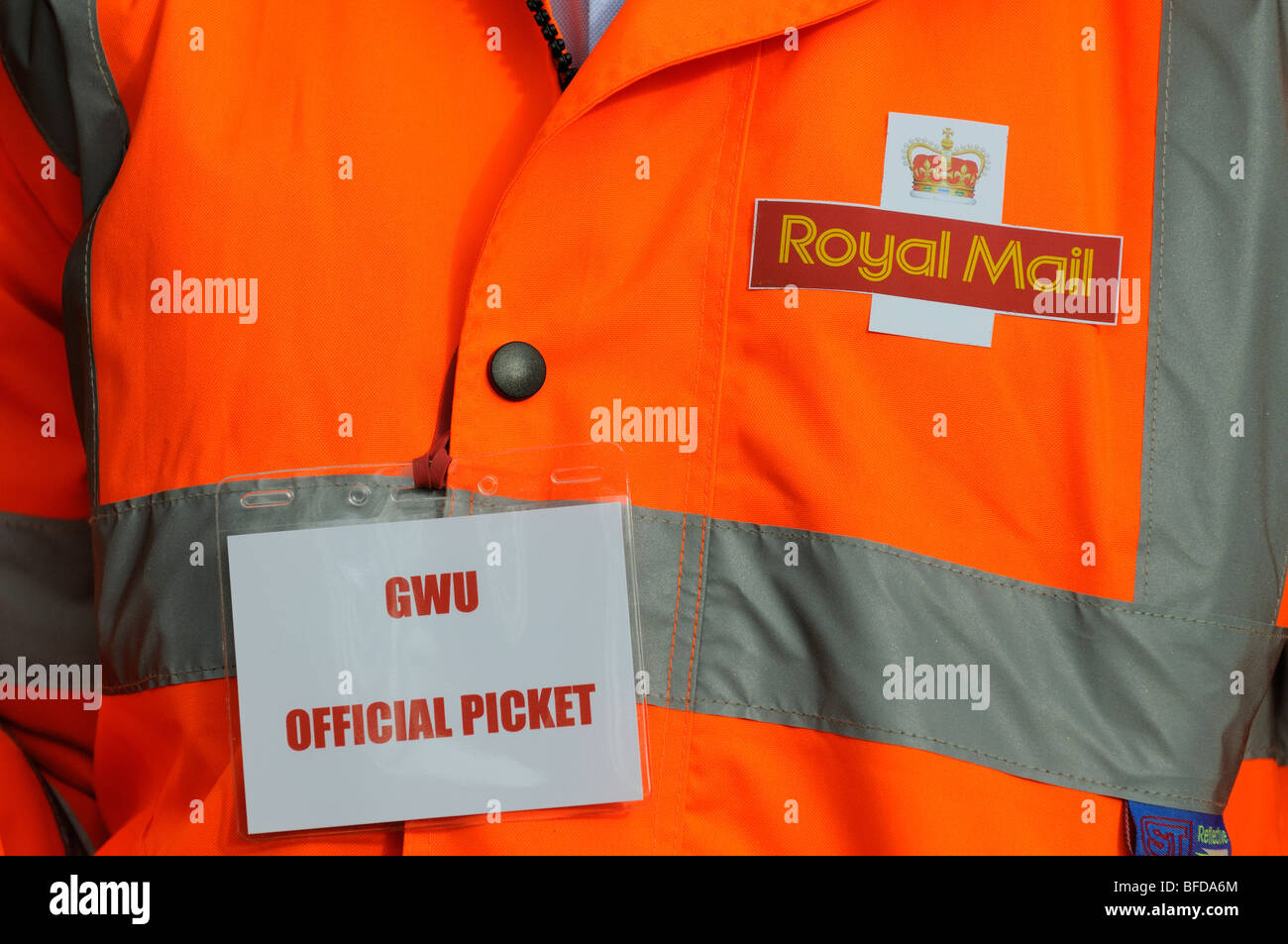 Royal Mail sciopero postale ufficiale badge picchetto sui lavoratori giubbotti catarifrangenti Foto Stock