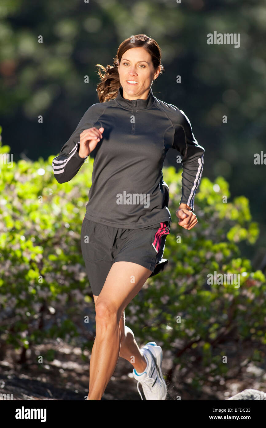 Una donna atletica trail running in South Lake Tahoe, California. Foto Stock