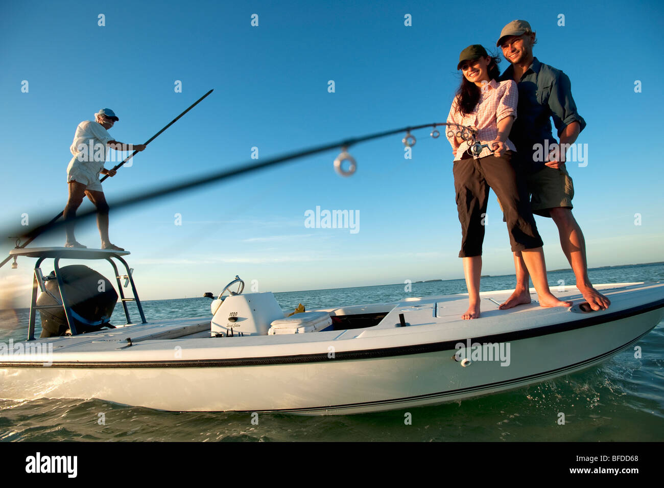 Un paio di pesci come un uomo piloti la barca in Florida. Foto Stock