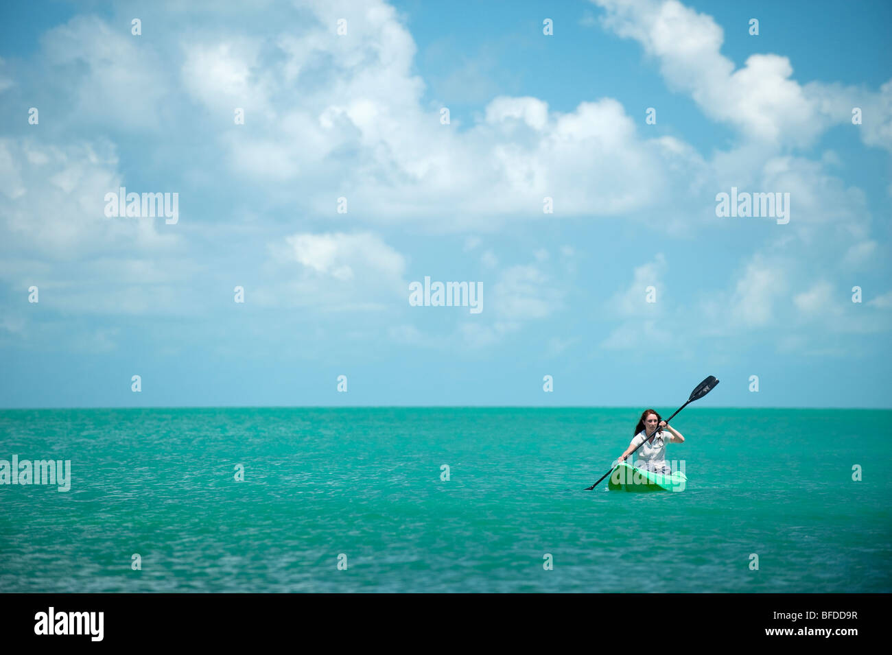 Una donna kayak in Florida. Foto Stock