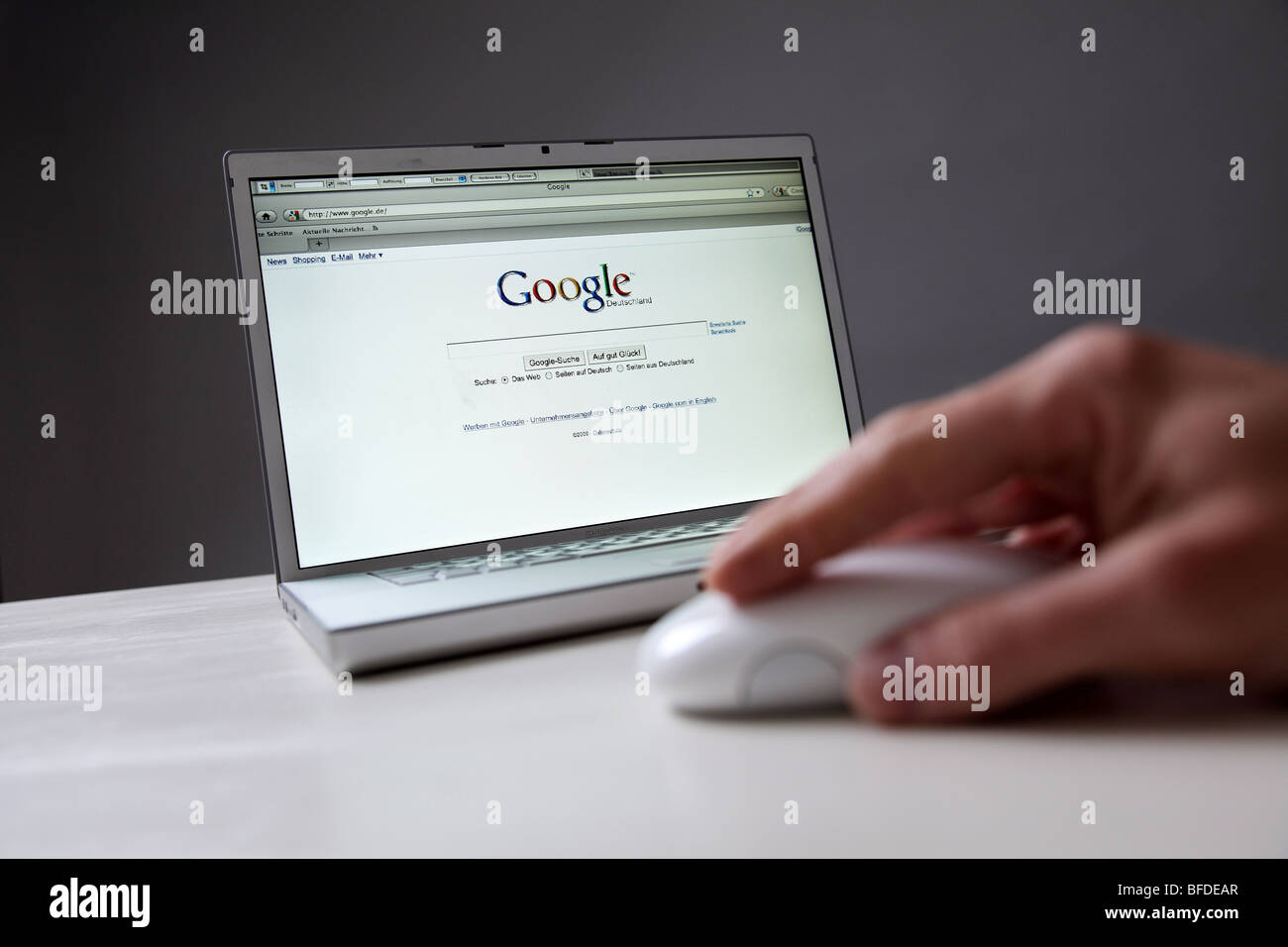 Persona che utilizza il motore di ricerca su Internet Google al notebook  Foto stock - Alamy