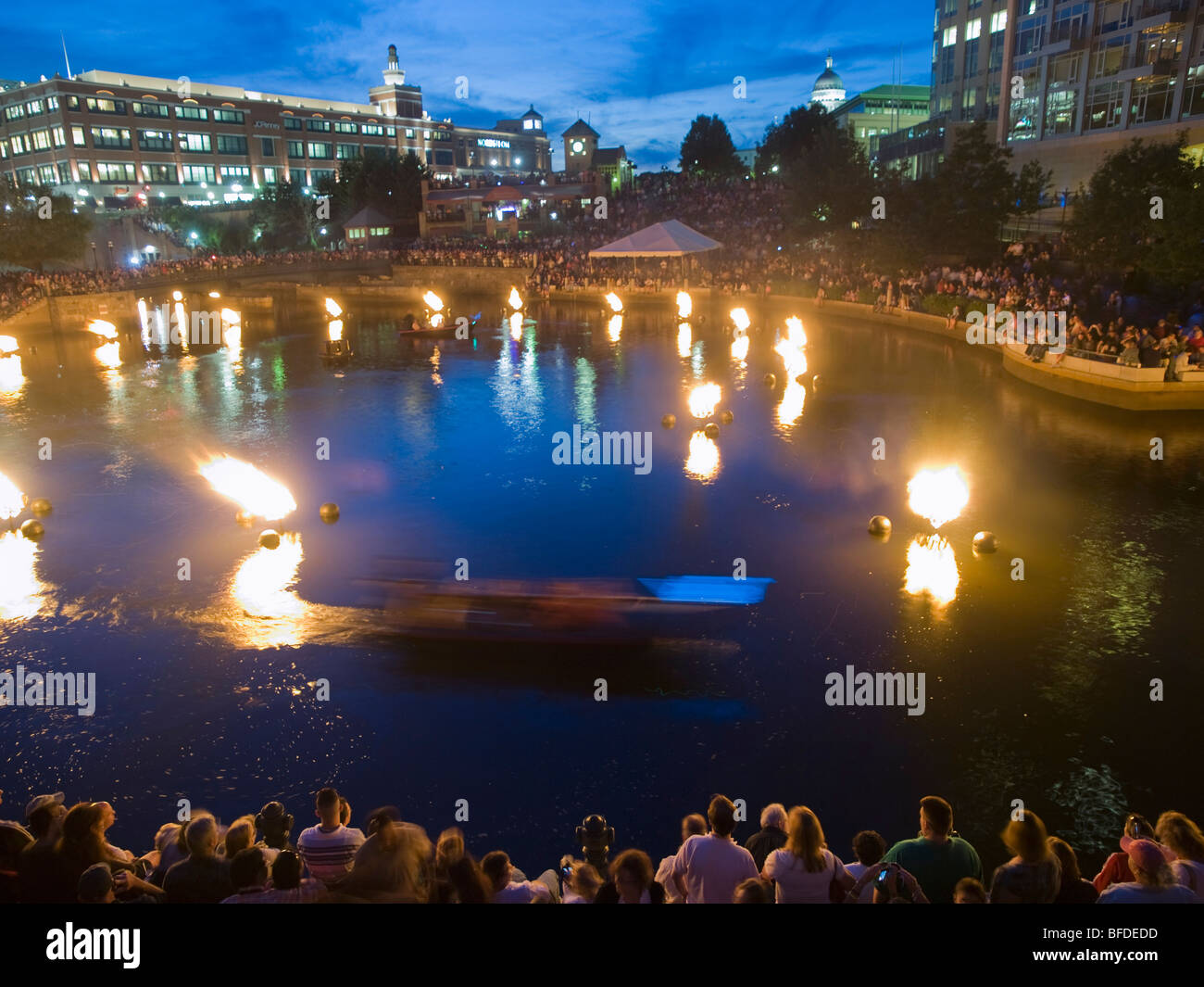 Una grande folla di fedeli Waterfire, la performance sul fiume al crepuscolo. Foto Stock