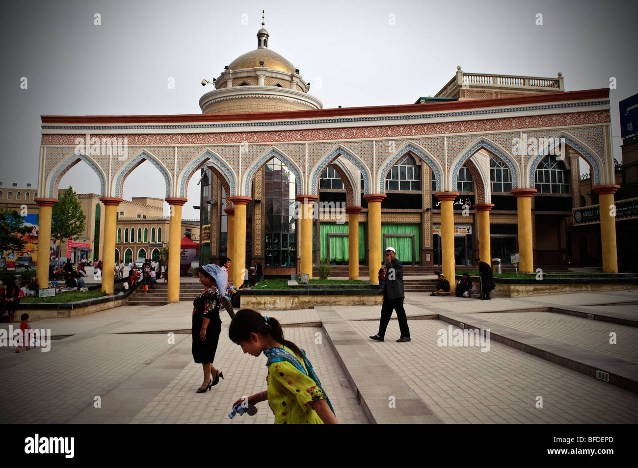 Uiguri in una delle piazze della città di Kashgar, Xinjiang, Cina. Foto Stock