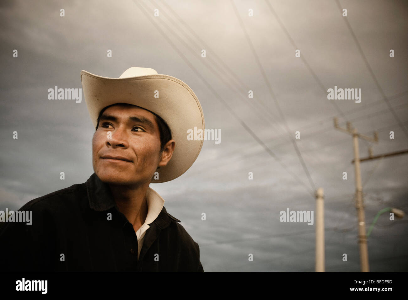 Ritratto di Tarahumara l'uomo con il cappello in Guachochi, Chihuahua, Messico. Foto Stock