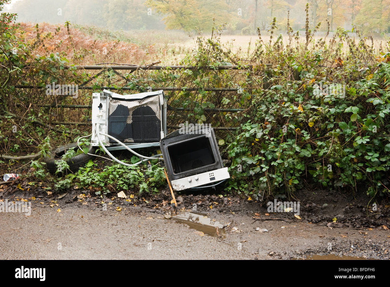 In disuso apparecchiature elettriche oggetto di dumping alle saldatrici Lane strada in Jordan Buckinghamshire REGNO UNITO Foto Stock