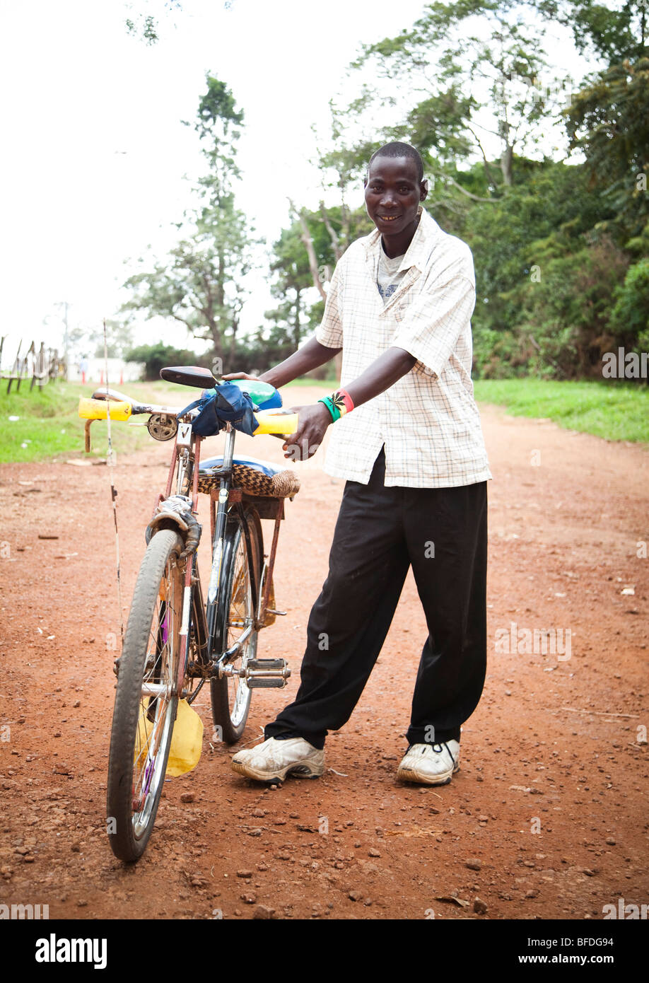 Un taxi ciclista si mette in mostra la sua bici nella città di Butare, Ruanda. Foto Stock