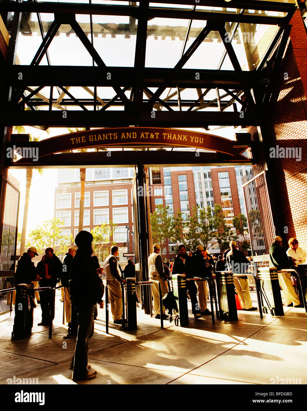 Le persone che entrano nel AT&T Baseball Park, San Francisco, California. Foto Stock