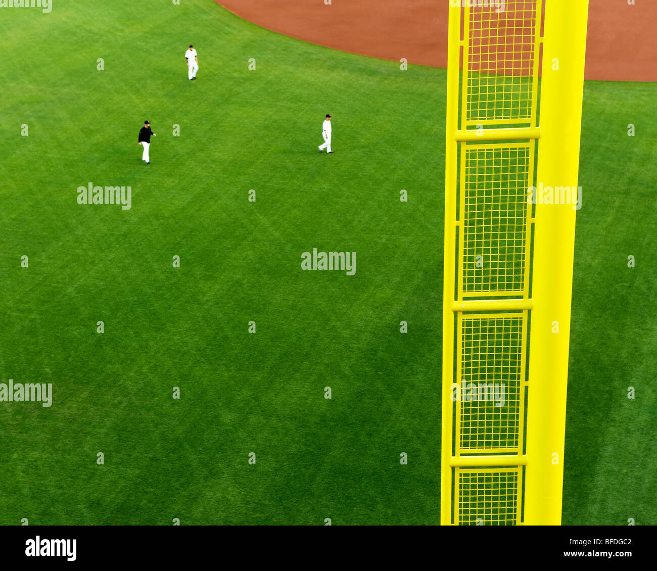 Elevato angolo di visione del campo di sinistra fallo pole e i giocatori di baseball sul campo di AT&T Baseball Park, San Francisco, California. Foto Stock