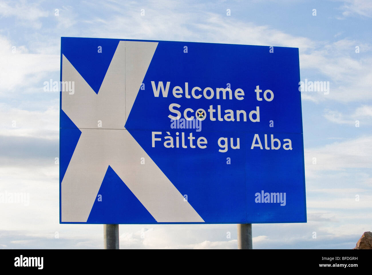 Cartello stradale in inglese e gaelico scozzese - Benvenuti in Scozia. Fàilte GU Alba Foto Stock