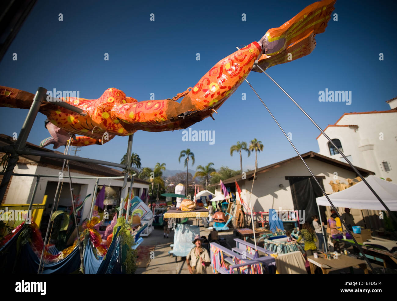 Volontariato presso il laboratorio per la sfilata di un corteo in Santa Barbara. La parata caratteristiche stravaganti carri allegorici e costumi. Foto Stock