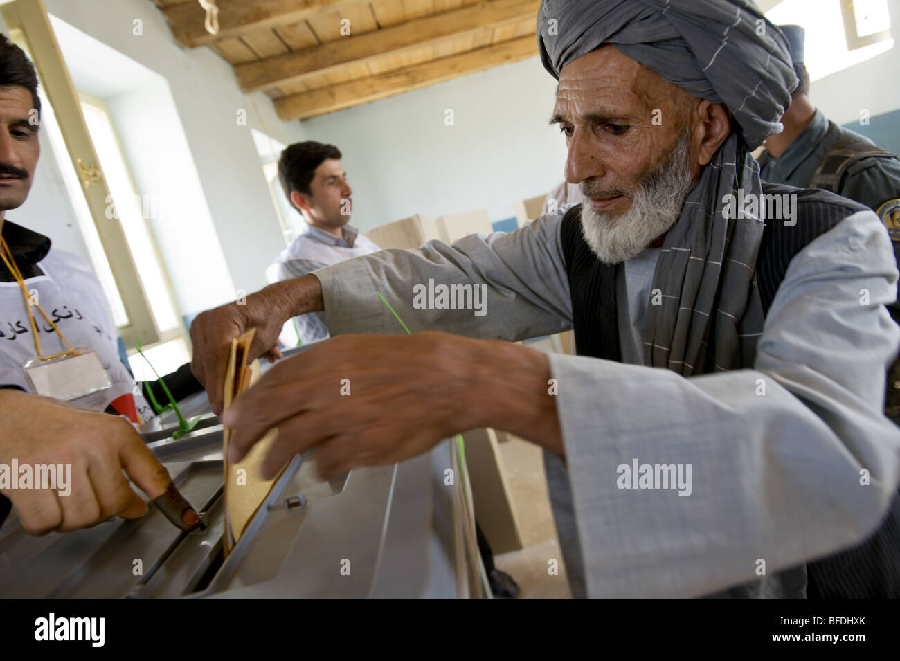 Gli uomini afghani votare nelle 2009 elezioni presidenziali e parlamentari a Mazar-i Sharif, Afghanistan Foto Stock