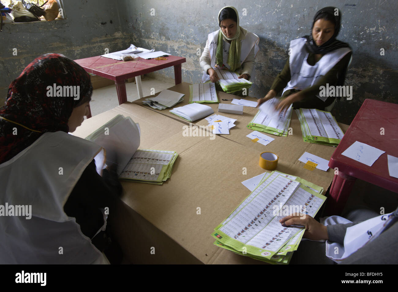 Le donne afgane poll lavoratori scrutini del conteggio del 2009 le elezioni presidenziali e parlamentari a Mazar-i Sharif, Afghanistan Foto Stock