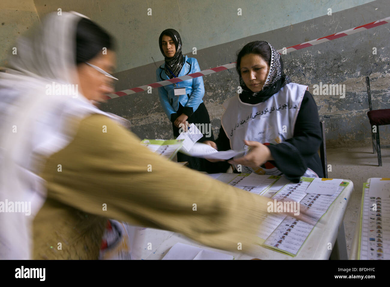 Le donne afgane poll lavoratori scrutini del conteggio del 2009 le elezioni presidenziali e parlamentari a Mazar-i Sharif, Afghanistan Foto Stock