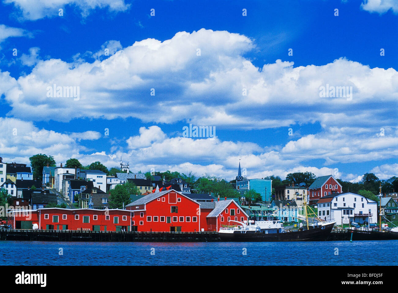 Edifici lungo il lungomare, Lunenburg, Nova Scotia, Canada Foto Stock