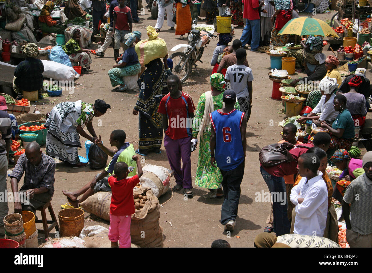 Vivace scena in Arusha è affollato mercato centrale, Tanzania Foto Stock