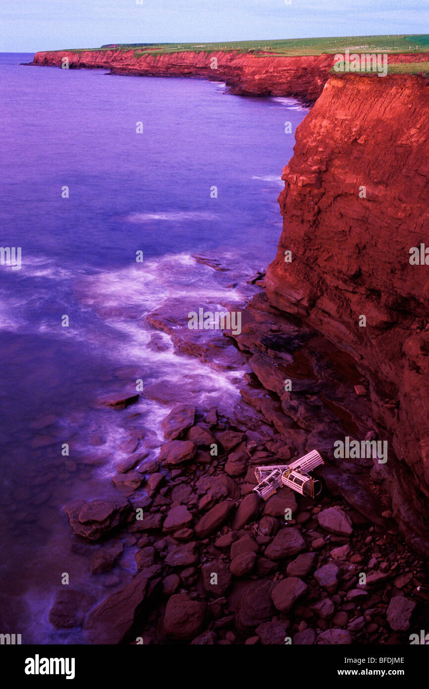 Le trappole a base di aragosta alla base della scogliera, Cape Tryon, Queens County, Prince Edward Island, Canada Foto Stock