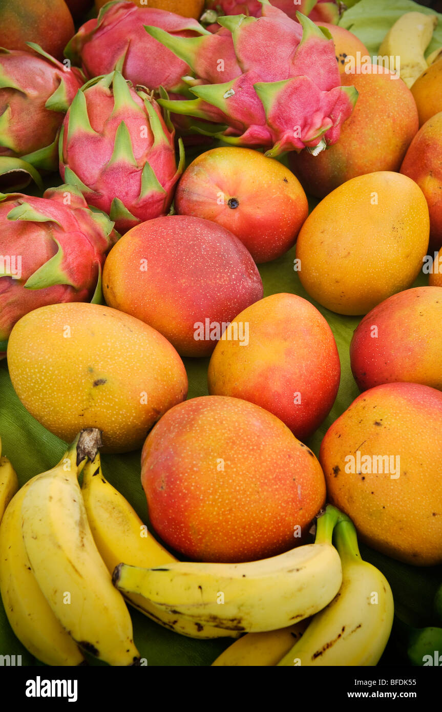 Dragon frutta, mango e banane a prodotti freschi stand sull'Autostrada Hana; Maui, Hawaii. Foto Stock