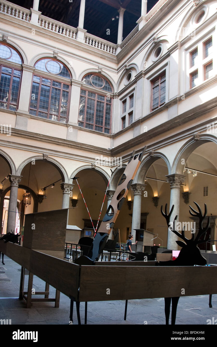 Cortile interno di Palazzo Strozzi di Firenze con la contemporanea arte di installazione Foto Stock