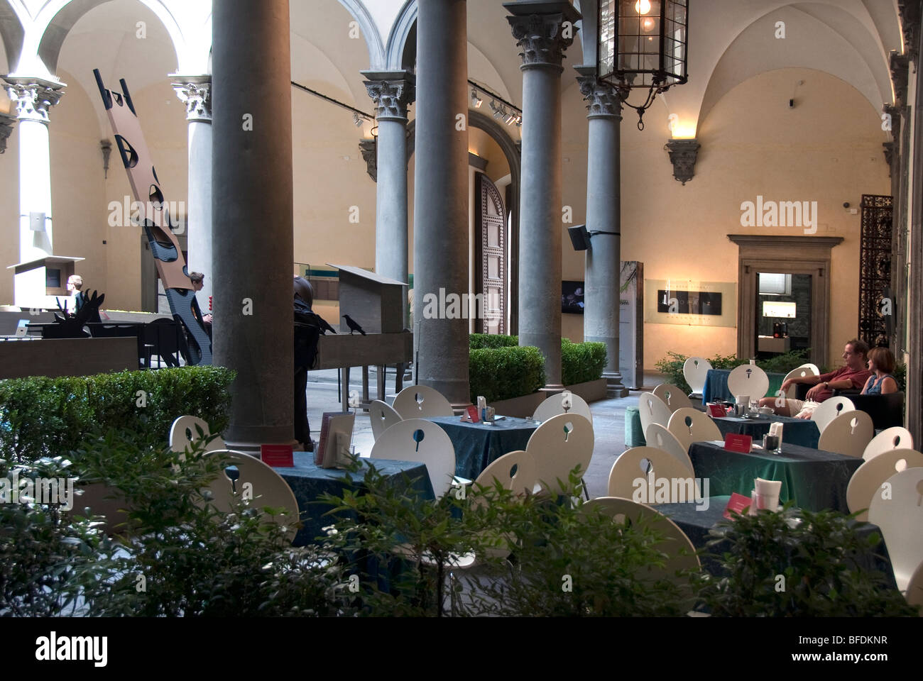 Cafe nel cortile interno di Palazzo Strozzi di Firenze Foto stock - Alamy