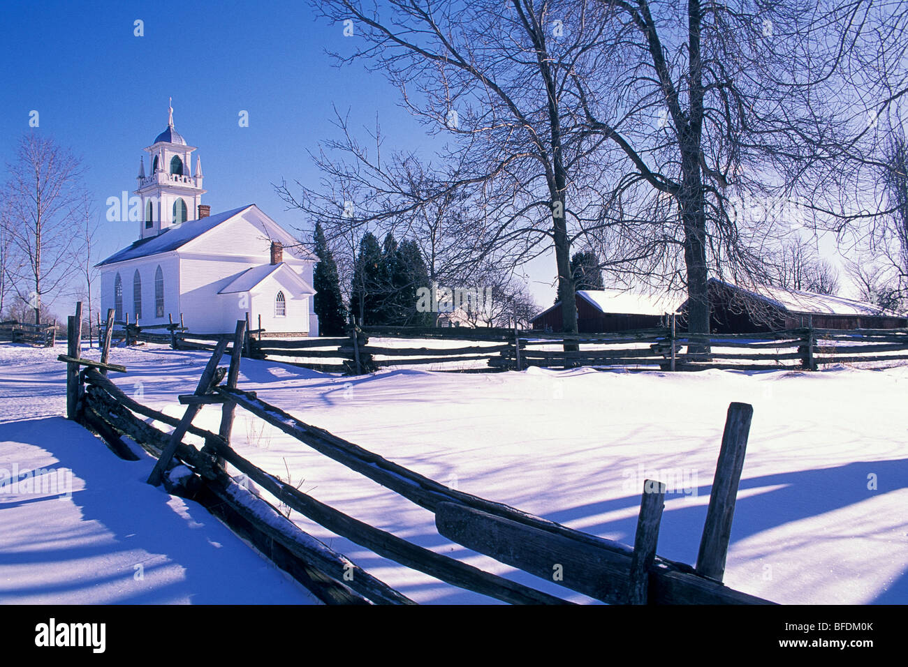 La Chiesa di Cristo in Upper Canada Village in inverno, Morrisburg, Ontario, Canada. Foto Stock